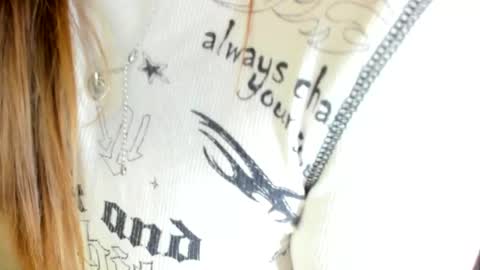 Snapshot of melmooon chatting on October 4, 2025, 6:39 pm MelMooon online show from October 4, 2025, 6:39 pm