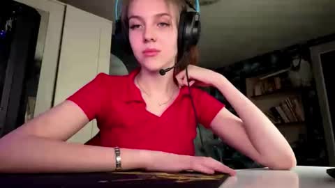 Snapshot of melonygriffen chatting on September 19, 2025, 12:06 pm Hi Im Aria 18 years old online show from September 19, 2025, 12:06 pm