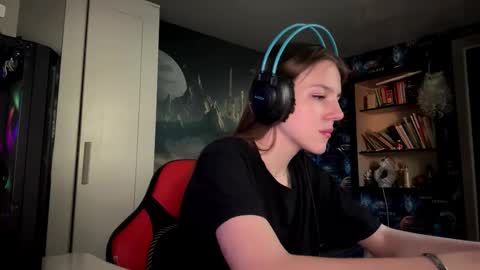 Snapshot of melonygriffen chatting on September 22, 2025, 12:07 pm Hi Im Aria 18 years old online show from September 22, 2025, 12:07 pm