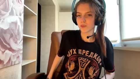 Snapshot of melonygriffen chatting on October 1, 2025, 2:12 pm Hi Im Aria 18 years old online show from October 1, 2025, 2:12 pm