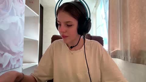 Snapshot of melonygriffen chatting on October 2, 2025, 12:01 pm Hi Im Aria 18 years old online show from October 2, 2025, 12:01 pm