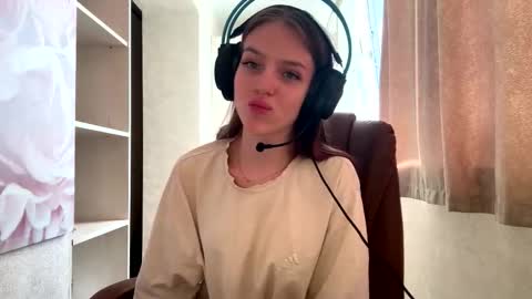 Snapshot of melonygriffen chatting on October 3, 2025, 12:46 pm Hi Im Aria 18 years old online show from October 3, 2025, 12:46 pm