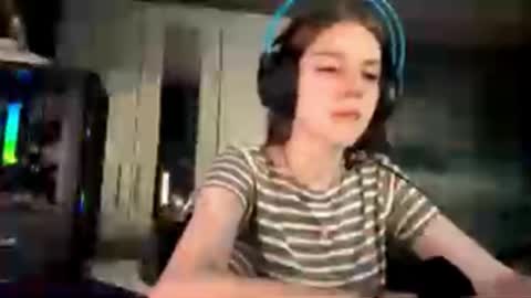 Snapshot of melonygriffen chatting on October 8, 2025, 6:22 am Hi Im Aria 18 years old online show from October 8, 2025, 6:22 am