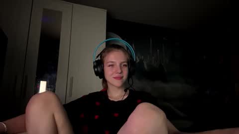 Snapshot of melonygriffen chatting on October 9, 2025, 12:25 pm Hi Im Aria 18 years old online show from October 9, 2025, 12:25 pm