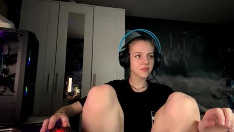 Snapshot of melonygriffen chatting on October 12, 2025, 12:15 pm Hi Im Aria 18 years old online show from October 12, 2025, 12:15 pm