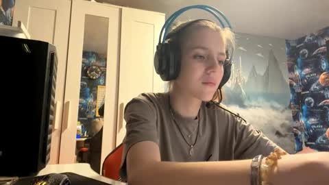 Snapshot of melonygriffen chatting on October 15, 2025, 12:38 pm Hi Im Aria 18 years old online show from October 15, 2025, 12:38 pm