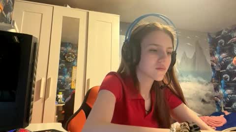 Snapshot of melonygriffen chatting on October 16, 2025, 12:39 pm Hi Im Aria 18 years old online show from October 16, 2025, 12:39 pm