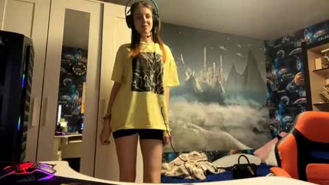 Snapshot of melonygriffen chatting on October 20, 2025, 12:16 pm Hi Im Aria 18 years old online show from October 20, 2025, 12:16 pm
