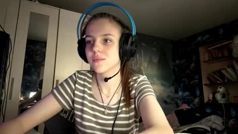 Snapshot of melonygriffen chatting on October 22, 2025, 12:27 pm Hi Im Aria 18 years old online show from October 22, 2025, 12:27 pm