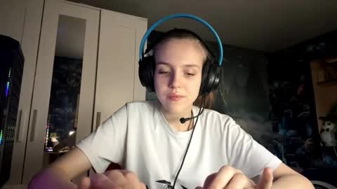 Snapshot of melonygriffen chatting on October 24, 2025, 12:23 pm Hi Im Aria 18 years old online show from October 24, 2025, 12:23 pm