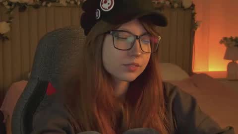 Mia online show from October 9, 2025, 3:43 pm