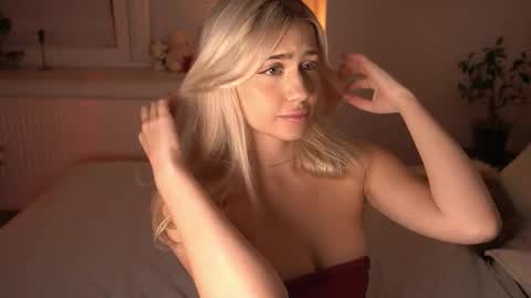 Lara OFFLINE  online show from December 18, 2025, 9:54 pm