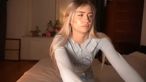 Lara OFFLINE  online show from April 11, 2026, 7:18 pm