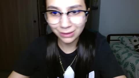 Mia online show from December 18, 2025, 4:51 am