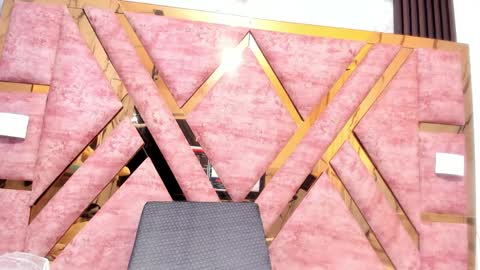 Mia online show from April 9, 2026, 11:48 am