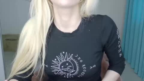 Snapshot of mia_angel chatting on May 12, 2026, 5:10 pm mia_angel online show from May 12, 2026, 5:10 pm