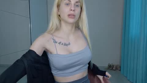 Snapshot of mia_angel chatting on May 23, 2026, 5:17 pm mia_angel online show from May 23, 2026, 5:17 pm
