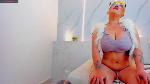 Snapshot of mia_becke chatting on January 8, 2025, 12:05 pm Mia online show from January 8, 2025, 12:05 pm