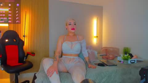Snapshot of mia_becke chatting on October 3, 2025, 11:51 am Mia online show from October 3, 2025, 11:51 am