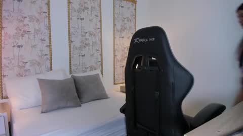 M I A  online show from December 21, 2025, 2:41 am