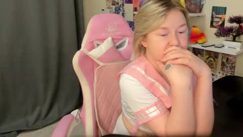 Snapshot of mia_ferd chatting on July 1, 2026, 2:57 am Mia online show from July 1, 2026, 2:57 am