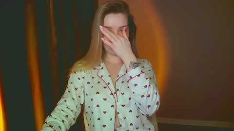 Snapshot of mia_fleur_ chatting on December 26, 2024, 2:01 am Mia online show from December 26, 2024, 2:01 am