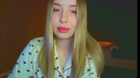 Snapshot of mia_fleur_ chatting on January 27, 2025, 11:00 pm Mia online show from January 27, 2025, 11:00 pm
