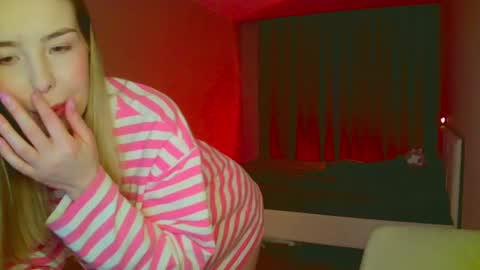 Snapshot of mia_fleur_ chatting on March 1, 2025, 3:43 am Mia online show from March 1, 2025, 3:43 am