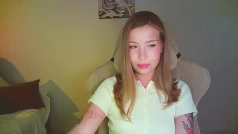Snapshot of mia_fleur_ chatting on July 14, 2026, 9:31 pm Mia online show from July 14, 2026, 9:31 pm