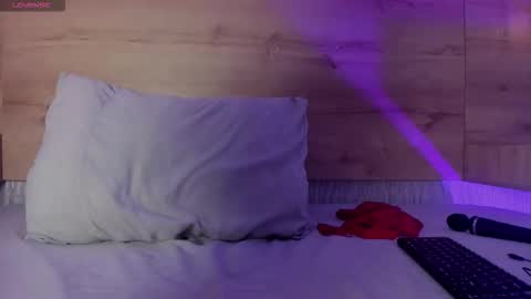  I am Mia  online show from December 22, 2025, 4:04 pm