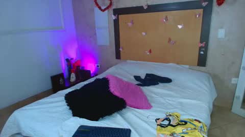 MIALOPEZ      .     Y      .      online show from February 24, 2026, 8:18 pm