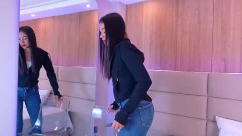 mia_oconner online show from September 28, 2025, 1:05 pm