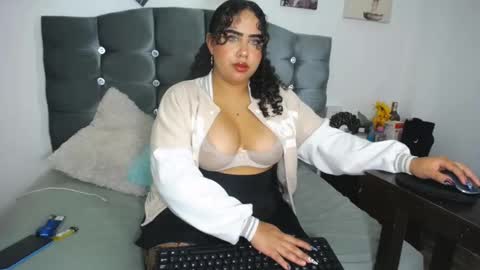 mia_pink19 online show from November 19, 2025, 2:44 am