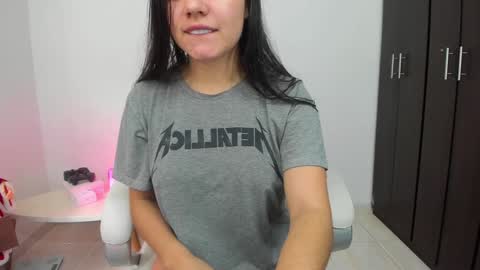 Snapshot of mia_rise chatting on January 8, 2025, 5:37 pm Mia online show from January 8, 2025, 5:37 pm