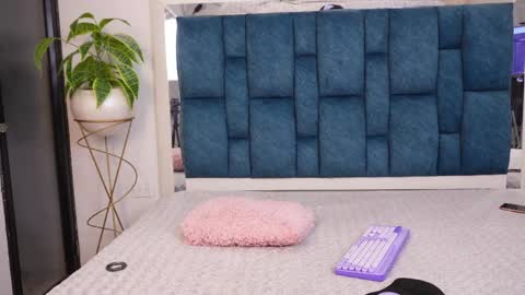 mia online show from April 15, 2026, 5:25 am