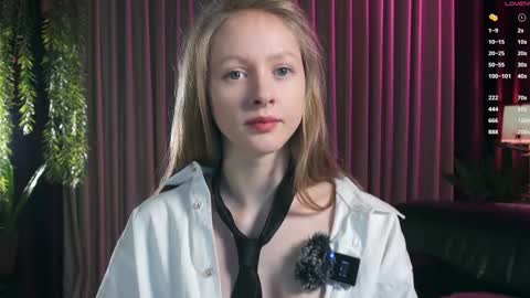 Mia online show from December 2, 2025, 5:19 pm