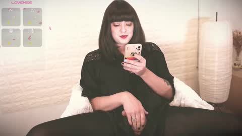 mia_wallase online show from September 19, 2025, 8:49 am