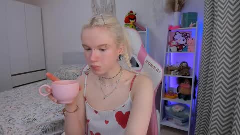 Snapshot of mia_waterlily chatting on February 10, 2026, 3:21 am Mia online show from February 10, 2026, 3:21 am