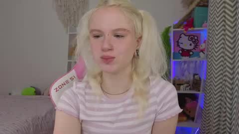 Snapshot of mia_waterlily chatting on April 19, 2026, 3:28 am Mia online show from April 19, 2026, 3:28 am