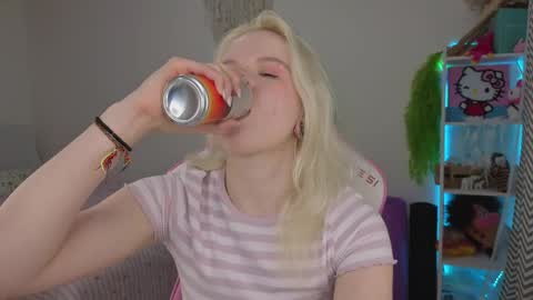 Snapshot of mia_waterlily chatting on April 21, 2026, 3:35 am Mia online show from April 21, 2026, 3:35 am