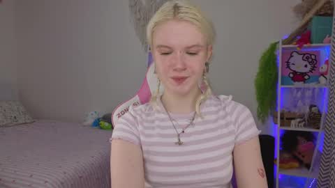 Snapshot of mia_waterlily chatting on April 26, 2026, 3:37 am Mia online show from April 26, 2026, 3:37 am