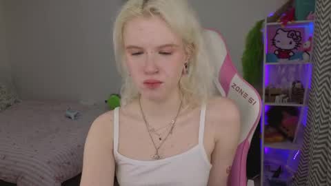 Snapshot of mia_waterlily chatting on April 27, 2026, 3:26 am Mia online show from April 27, 2026, 3:26 am