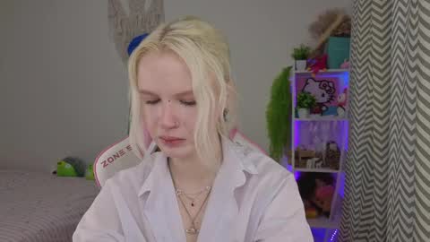 Snapshot of mia_waterlily chatting on April 28, 2026, 3:22 am Mia online show from April 28, 2026, 3:22 am