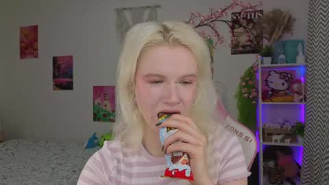 Snapshot of mia_waterlily chatting on May 1, 2026, 3:33 am Mia online show from May 1, 2026, 3:33 am