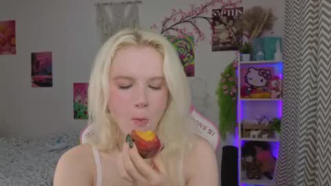 Snapshot of mia_waterlily chatting on May 4, 2026, 3:24 am Mia online show from May 4, 2026, 3:24 am