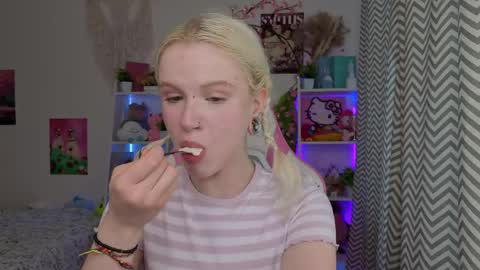 Snapshot of mia_waterlily chatting on May 6, 2026, 3:24 am Mia online show from May 6, 2026, 3:24 am