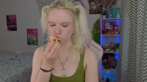 Snapshot of mia_waterlily chatting on May 9, 2026, 3:34 am Mia online show from May 9, 2026, 3:34 am