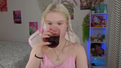 Snapshot of mia_waterlily chatting on May 13, 2026, 3:26 am Mia online show from May 13, 2026, 3:26 am