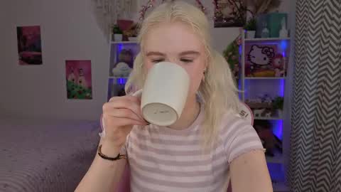 Snapshot of mia_waterlily chatting on May 16, 2026, 3:25 am Mia online show from May 16, 2026, 3:25 am