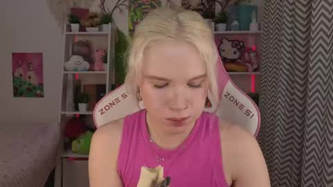 Snapshot of mia_waterlily chatting on May 23, 2026, 3:23 am Mia online show from May 23, 2026, 3:23 am